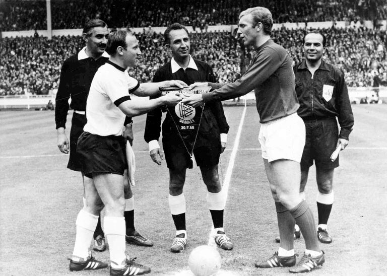 Uwe Seeler con Bobby Moore, en el sorteo de la final del Mundial 1966, en Wembley: el título fue para Inglaterra