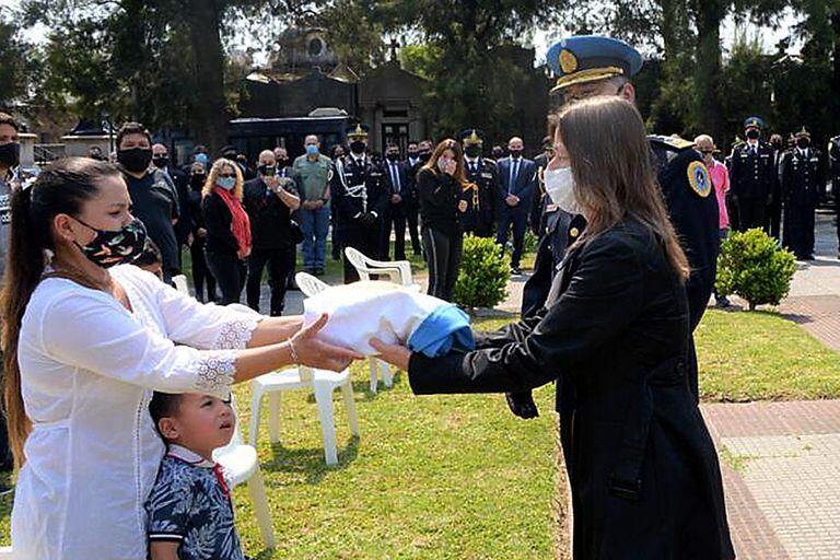 La ministra Sabina Frederic entregó la bandera argentina a la esposa del inspector Juan Pablo Roldán