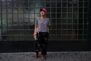 Priti Serchan, de 31 años, artista babysitter, posa para una foto en Queens