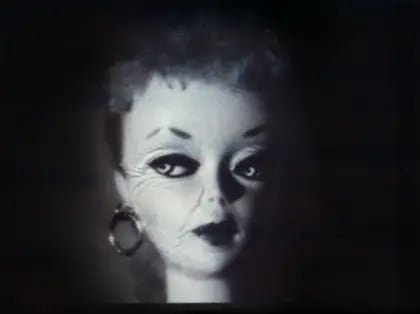 "Aged Barbie", la versión avejentada de Nancy Burson, en una polaroid intervenida que mostró a la muñeca en su temprana madurez y Mattel la rechazó