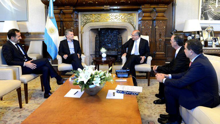 Macri y Alckim (centro), junto a funcionarios y el embajador de Brasil en el país, Sergio Danese