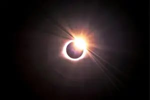Qué lentes son recomendables para ver el eclipse solar en EE.UU.: los consejos de la NASA