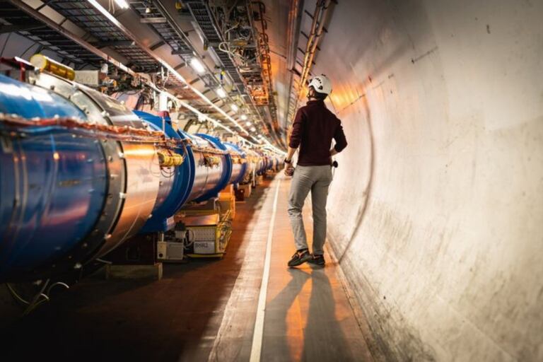 El LHC está construido en un túnel circular de 27 km de largo bajo la frontera franco-suiza
