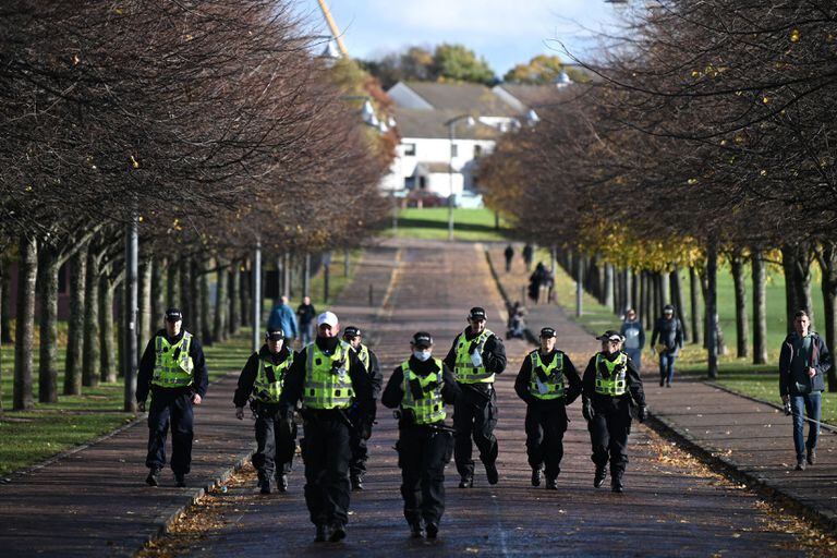 Los policías patrullan las calles cerca del Scottish Event Centre (SEC) de Glasgow, Escocia, donde tendrá lugar la cumbre climática