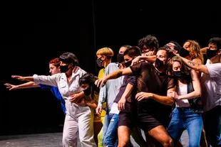 Dancing Buenos Aires, 14 intérpretes locales fueron seleccionados para participar de un proceso creativo, en formato virtual/presencial,
junto a la artista suiza Alexandra Bachzetsis