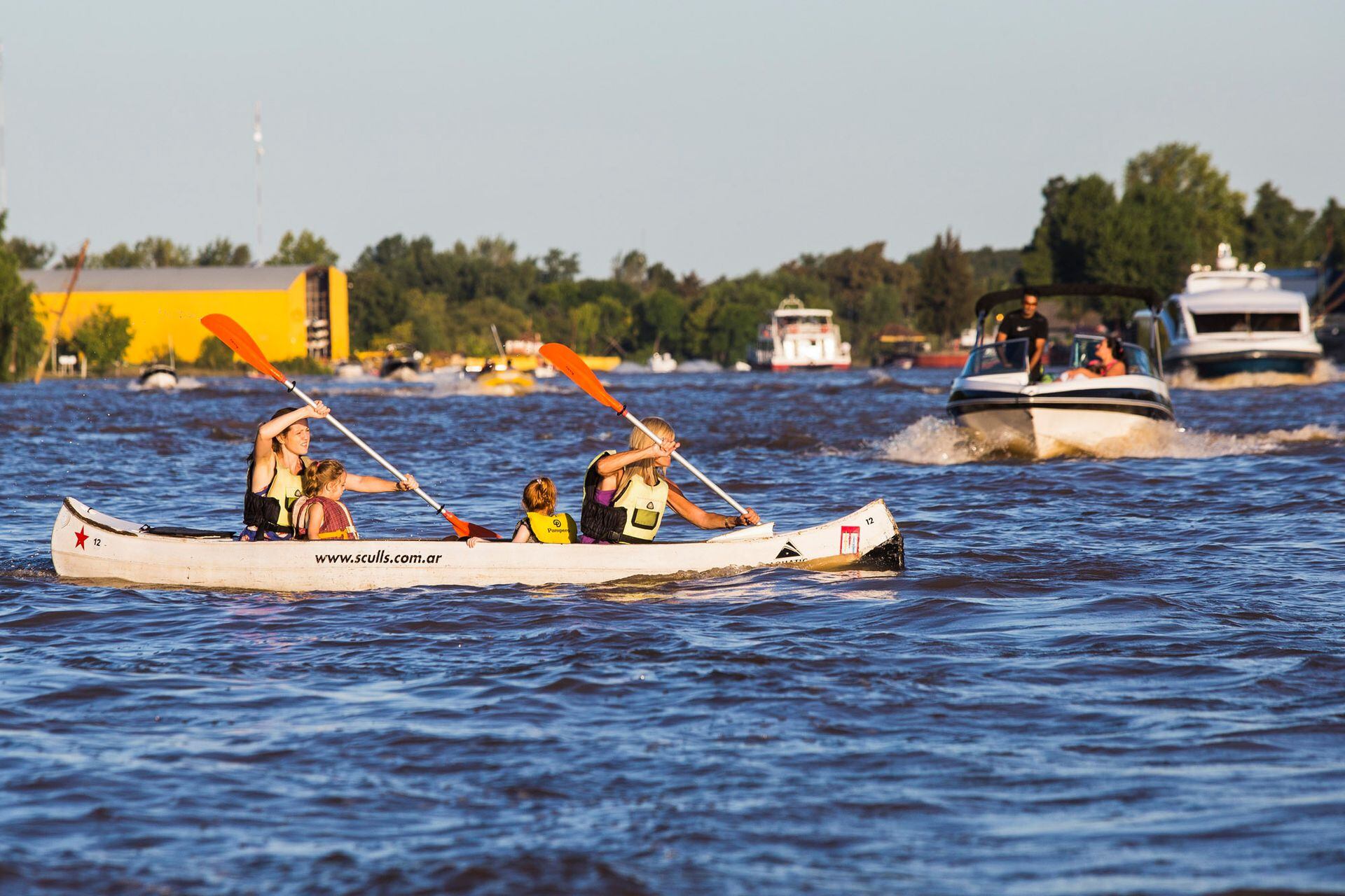Botes de remo, lanchas, yates y embarcaciones de transporte de pasajeros se mezclan en el río Luján donde el peligro acecha