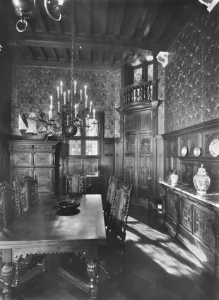 El comedor, apodado la Sala Triste, decoración inspirada en la casa de Rubens obra del arquitecto Gerard De Ridder, circa 1939.