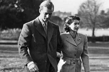 La princesa Isabel y el príncipe Felipe, duque de Edimburgo, caminan durante su luna de miel en la finca de Broadlands, Hampshire, el 25 de noviembre de 1947