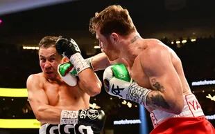 Canelo Álvarez golpea a Gennady Golovkin en Las Vegas, en una lucha que fue mucho peor que lo pensado.