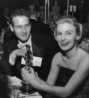 1958:  Joanne Woodward sostiene su Oscar y junto a ella su marido, Paul Newman