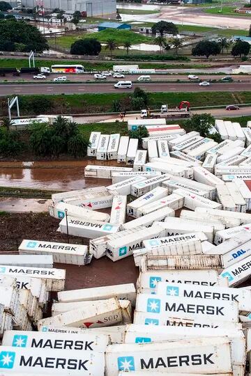 Los contenedores arrasados por el agua cortan una de las principales rutas en la ciudad de Durban