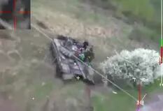Así se abalanzaba un drone ucraniano para destruir un tanque ruso