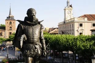 Junto a su familia, Lucas emigró a Alcalá de Henares, la ciudad natal de Cervantes. El clima de Alcalá es de tipo mediterráneo continentalizado, con sus característicos veranos calurosos y secos, y sus fríos y húmedos inviernos.