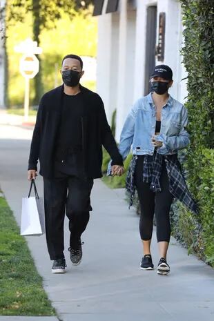 John Legend y Chrissy Teigen salieron a hacer compras por Beverly Hills. De la mano de su esposo, la modelo estadounidense de 36 años optó por un look casual para la ocasión