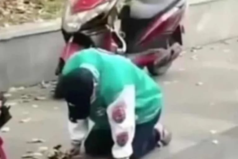 He knelt for 20 hours to apologize to his ex-partner, but everything ended badly
