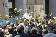 John Malkovich desfiló como el "Papa nuevo" frente al Vaticano
