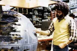 George Lucas mira una maqueta de la Estrella de la Muerte de El Retorno del Jedi