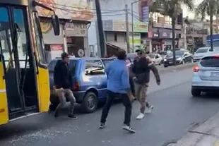 Violenta discusión entre un chofer de un colectivo y un conductor de un auto particular