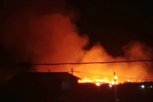 Bariloche. El incendio en un basural hizo que la ciudad amanezca cubierta de humo