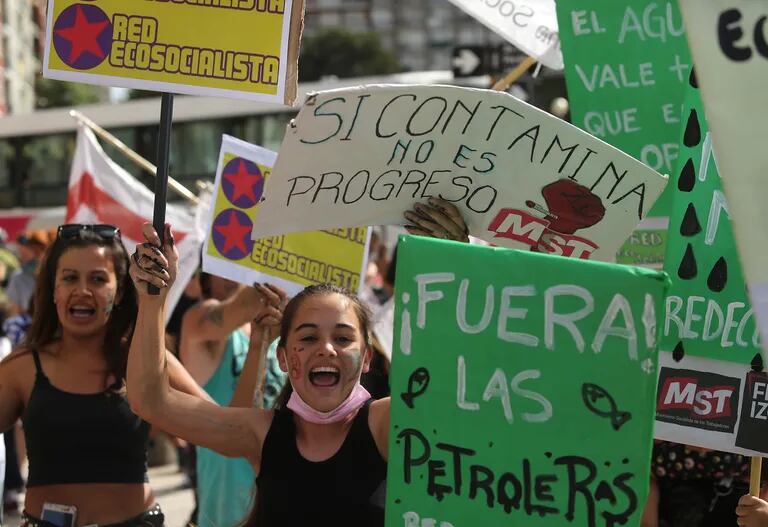 Marcha en contra la exploración petrolera en Mar del Plata