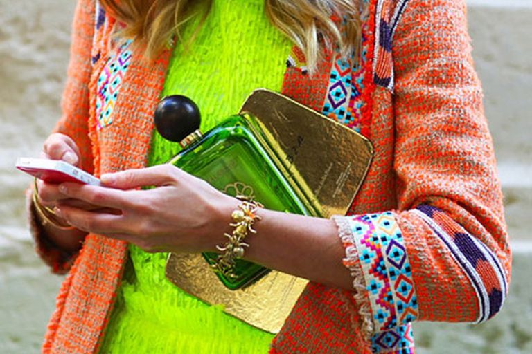¿Llevarías tu frasco de perfume preferido como parte de tu outfit?