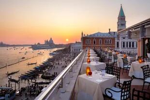 El legendario hotel con vistas a la laguna de Venecia fue sede de gobierno, residencia privada y esconde las mejores historias de la Serenissima