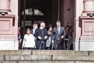 Martín Guzmán y Sergio Massa salen de la Casa Rosada para dar el anuncio sobre el impuesto a las ganancias