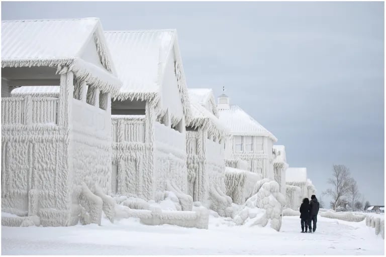 Winter storm freezes city across Canada