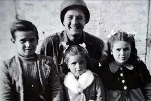 Salvó a tres niños de los nazis en la Segunda Guerra y los reencuentra 70 años después