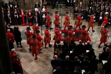 Yeomen Warders marchan en la Abadía de Westminster el día del funeral de la reina Isabel II