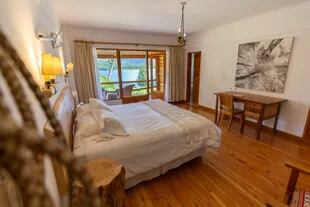 Las habitaciones 36 y 37 son las más apreciadas por los huéspedes del Hotel Tronador: su altura permite ver con detalle las distintas tonalidades del lago Mascardi.