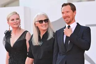 (De izq. A der.) La actriz estadounidense Kirsten Dunst, la directora neozelandesa Jane Campion y el actor británico Benedict Cumberbatch llegan para la proyección de la película "El poder del perro" presentada en competición durante el 78 ° Festival de Cine de Venecia, el 2 de septiembre de 2021 en Venecia. Piscina.