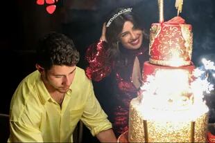 El músico acomodando la torta de cumpleaños de su esposa, Priyanka Chopra, que recibió los 37 en Miami