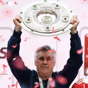 Con la targa campione della Bundesliga, con il Bayern Monaco, nel 2017