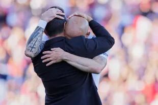 El abrazo entre Gallardo y Pinola; el central se retiró del fútbol profesional tras el partido de River y Betis, en Mendoza.
