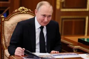Vladimir Putin agregó a un periodista entre la lista de "buscados" por su gobierno. (Mijail Metzel, Sputnik, Kremlin Pool Foto via AP)
