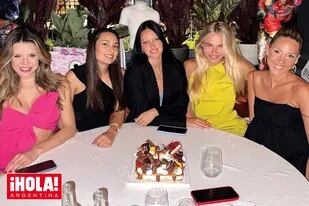 La actriz y cantante junto a sus amigas en pleno festejo de sus 26 años, el 19 de abril.