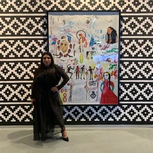 "La Chola" Poblete con la obra que compró el CA2m en arteba