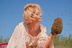 Las fotos de Victoria Vannucci con un enjambre de 10.000 abejas que sorprendieron a sus seguidores