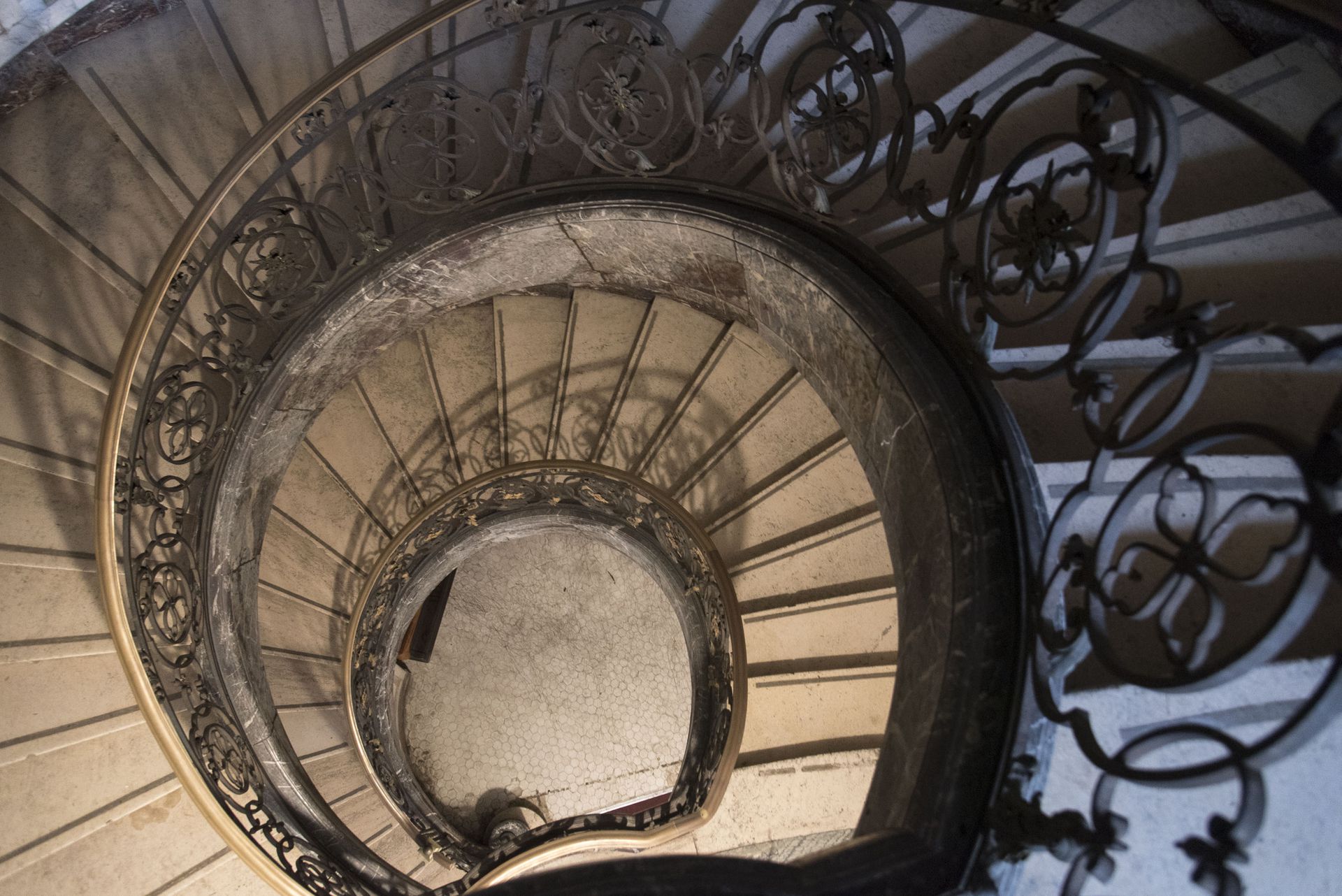 Si bien el edificio contaba con numerosos ascensores, todo un adelanto de la época, las elegantes escaleras comunican las diversas plantas