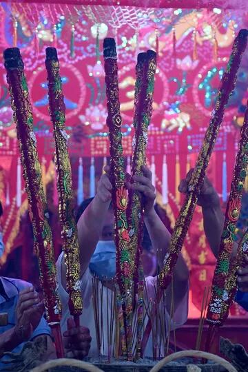 Los devotos ofrecen varitas de incienso en un templo para marcar el inicio del Año Nuevo Lunar en Ta Khmao, provincia de Kandal