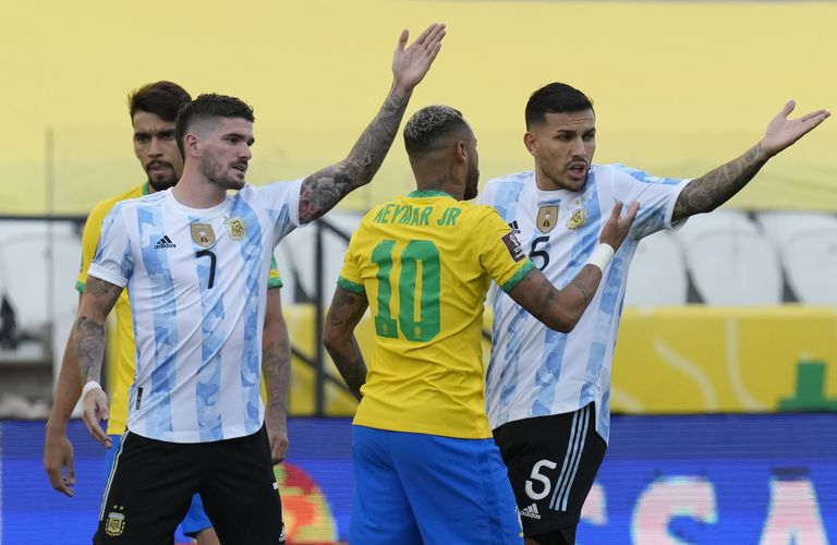 El brasileño Neymar, en el centro, el argentino Rodrigo De Paul, a la izquierda, y el argentino Nahuel Lucero hacen un gesto durante un partido de fútbol de clasificación para la Copa Mundial de la FIFA Catar 2022 en el estadio Neo Química Arena en Sao Paulo, Brasil, el domingo 5 de septiembre de 2021.