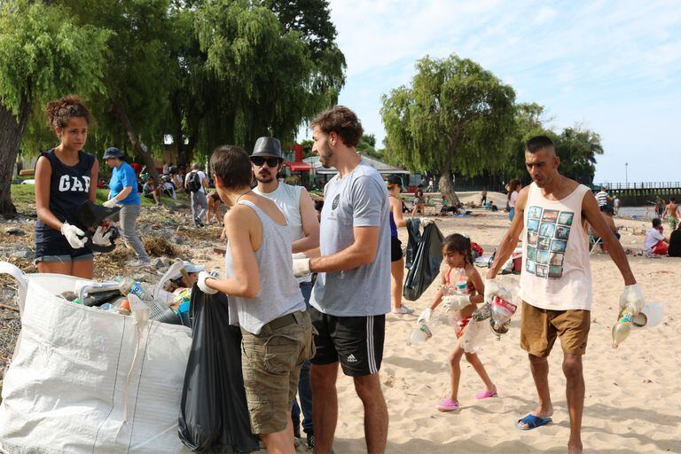 Ángel y su sobrina (a la derecha) no dudaron en sumarse al grupo de voluntarios para limpiar la playa