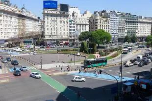 En el cruce de Corrientes y 9 de Julio pintaron las sendas peatonales de celeste y blanco