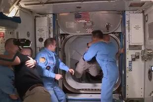Los cinco astronautas se saludan al encontrarse las dos tripulaciones, de Endeavour y la Estación Espacial Internacional