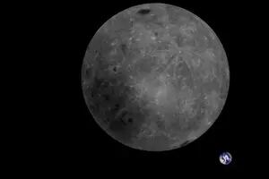 Así se ve la cara oculta de la luna desde el satélite chino