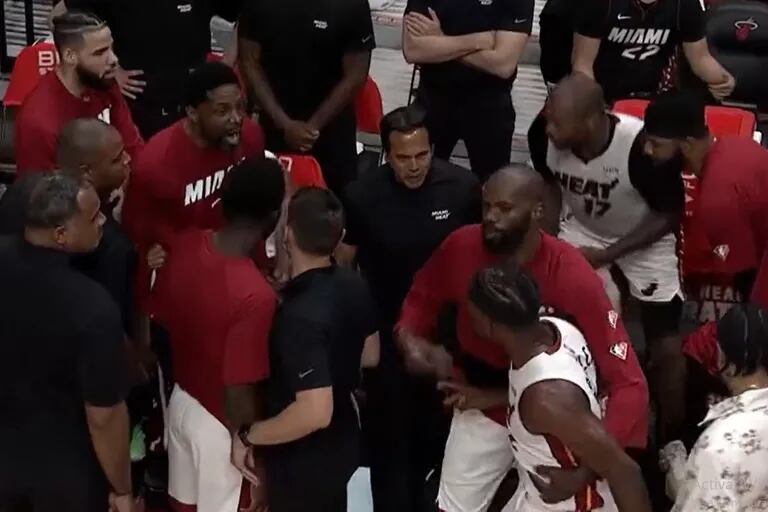 Jimmy Butler, contra todos.  El vídeo del que hablan en la NBA de la pelea de la estrella de Miami Heat con su entrenador y un compañero