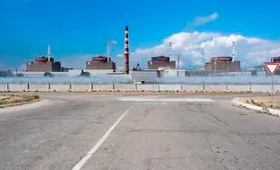 En esta foto tomada de un video y publicada por el Servicio de Prensa del Ministerio de Defensa ruso el domingo 7 de agosto de 2022, una vista general de la central nuclear de Zaporizhzhia en el territorio bajo control militar ruso, en el sureste de Ucrania. 