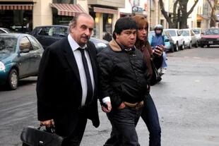 El abogado Daniel Llermanos, ingresa a los tribunales platenses, junto a Emilio Quiróz
