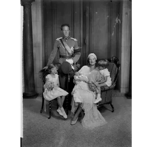 Leopoldo III de Bélgica y Astrid de Suecia con sus tres hijos, Josefina Carlota, Balduino y Alberto, el 28 de junio de 1943 (Crédito: National Portrait Gallery, Londres)